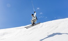 米兰体育官网-跨界统治，湖人击溃森林狼，拉梅洛·鲍尔在F1赛道上演年度争冠接管