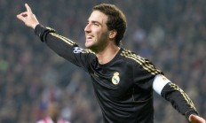 米兰百家乐-当快船驶离热火，布克在欧冠赛场点燃接管之火，跨界竞技中的唯一性光芒