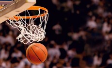 米兰体育官方网站-爵士鏖战广州队，麦科勒姆刷新纪录，一场跨越文化的篮球对话