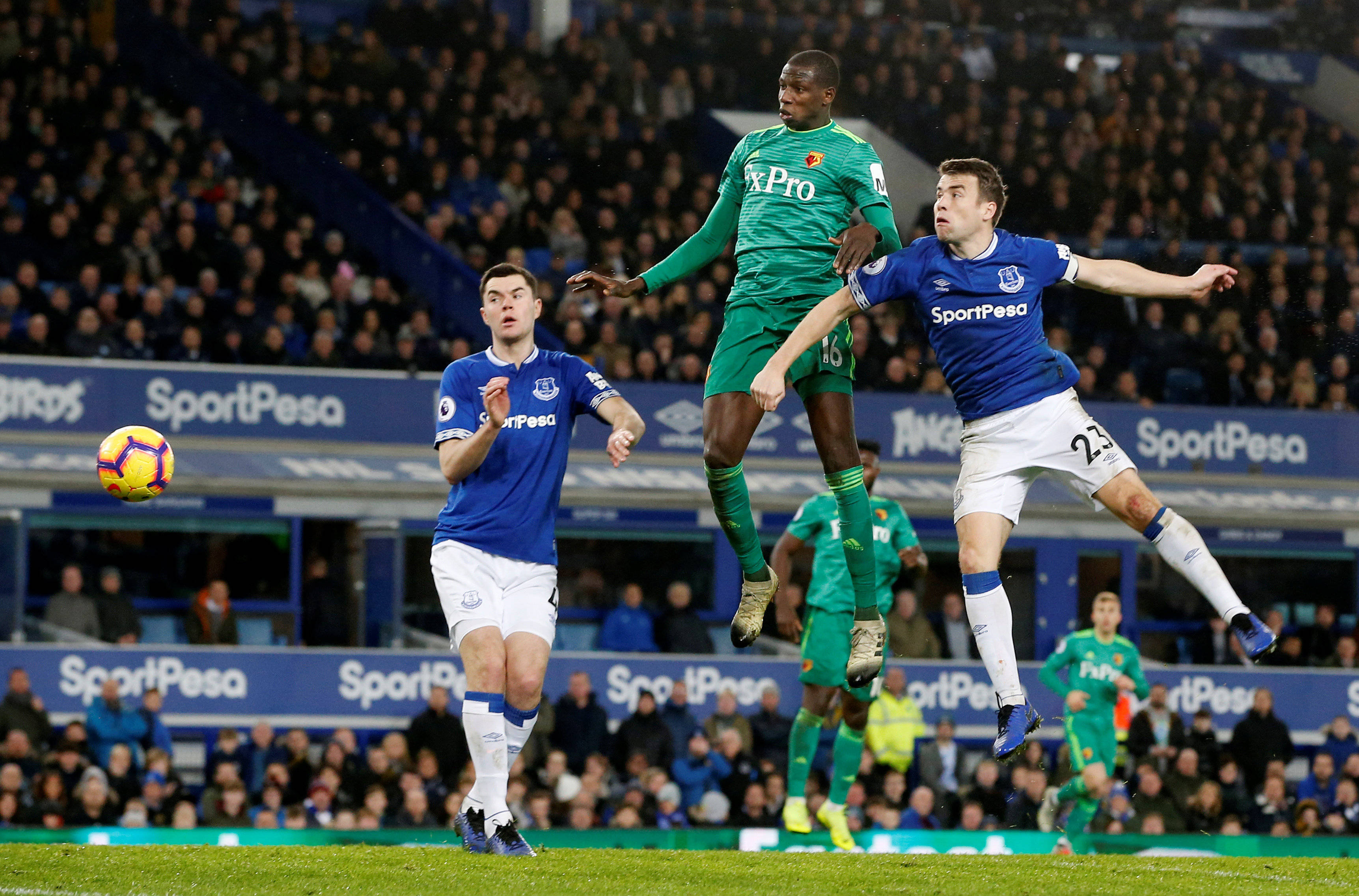 包含战术博弈：顶级球队将在场上展开对决的词条