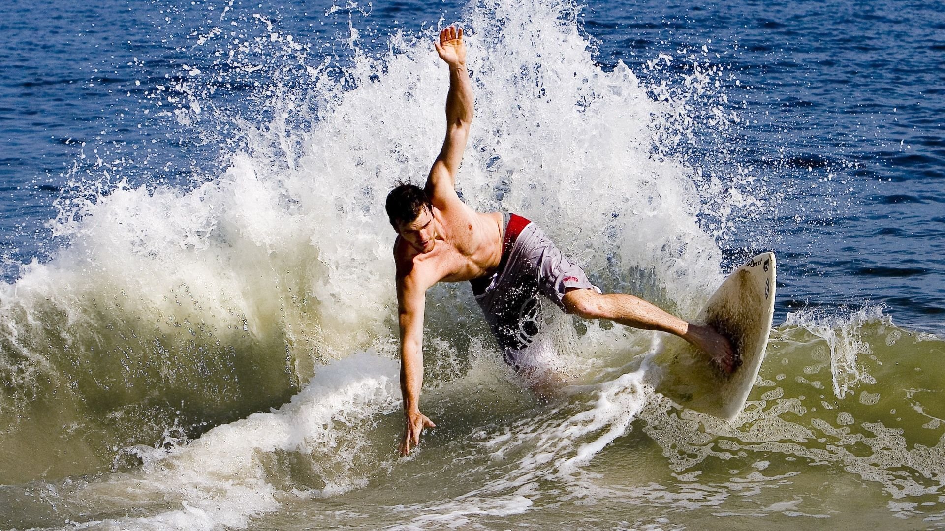 赛道与球场，当F1新赛季揭幕战遇见广厦队压制公牛